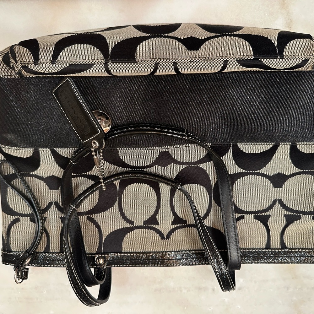 Coach Gray Leather Interior - Picture 2 of 7